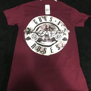New guns and rose T-shirt